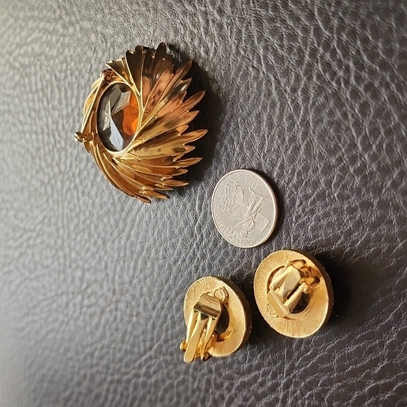 VTG brooch & clip earring set - Picture 12 of 12
